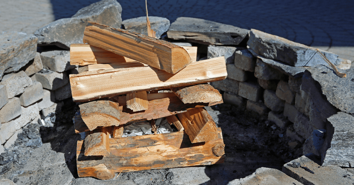 How to stack wood in a fireplace